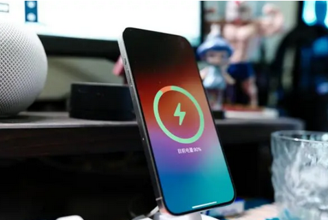 点军苹果15换屏服务分享用什么充电器给iPhone15充电更好 